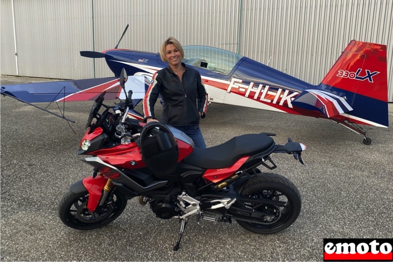 melanie avec sa bmw f 900 xr devant son avion de voltige