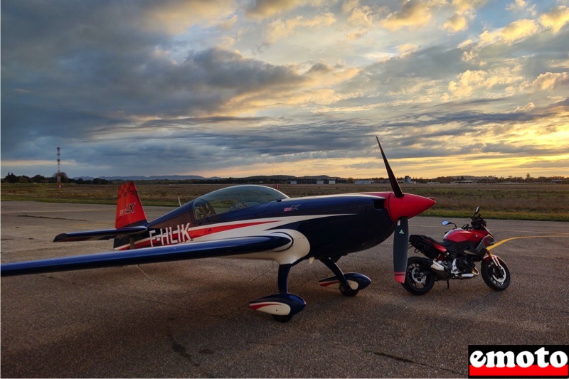 son avion et sa bmw f 900 xr