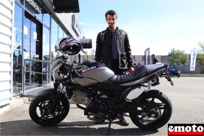 Julien et sa Suzuki SV 650 X chez Runaway Bikes à Toulouse