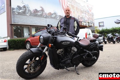 André et son Indian Scout Bobber chez Indian Lyon à Limonest