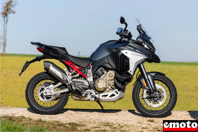 la multistrada v4 en coloris aviator grey conserve sa boucle arriere treillis en rouge la multistrada v4 en coloris aviator grey conserve sa boucle arriere treillis en rouge