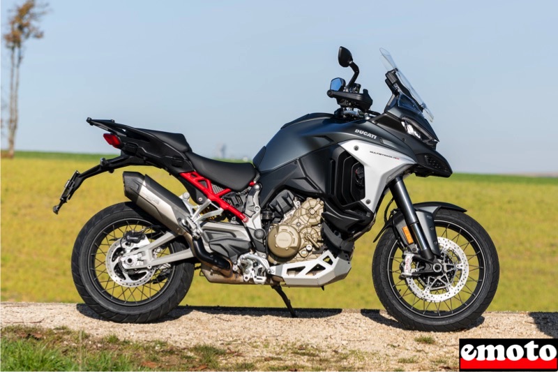 la multistrada v4 en coloris aviator grey conserve sa boucle arriere treillis en rouge