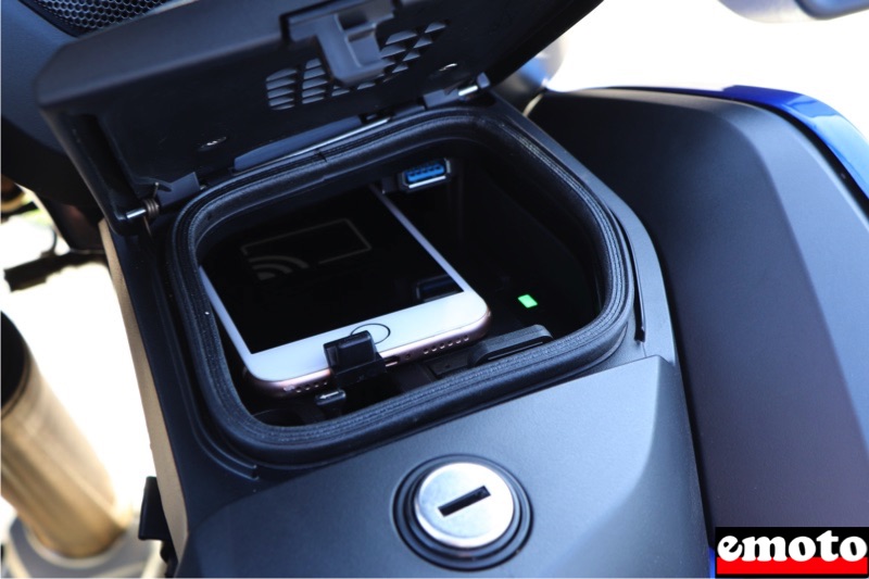 recharge par induction et prise usb pour le smartphone avec l application bmw motorrad connected