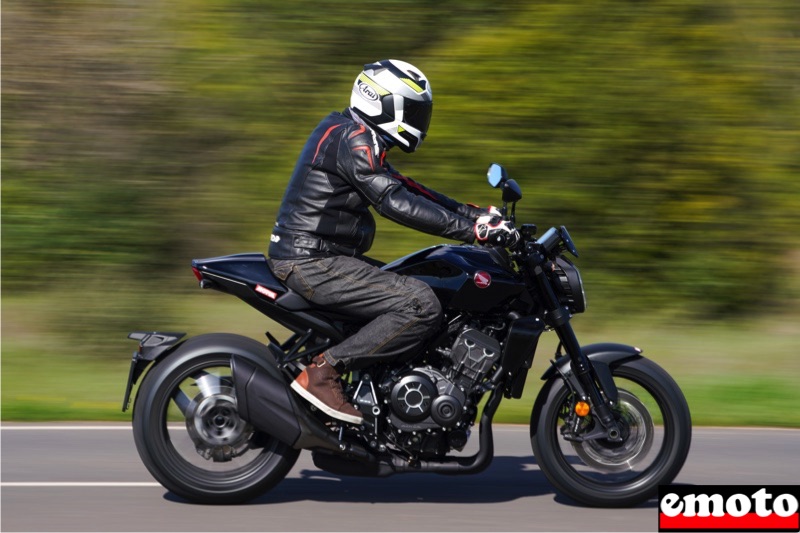 position assez decontractee au guidon de la cb1000r