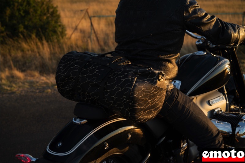 et voila le sac polochon supakitch sur une bmw r18 first edition