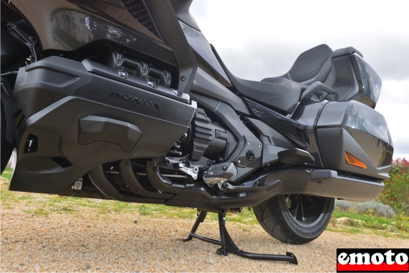moto noire avec ligne d echappement complete noire aussi moto noire avec ligne d echappement complete noire aussi