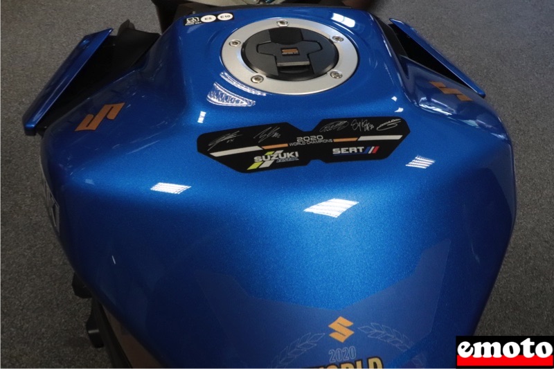 signatures des champions joan mir et alex rins a gauche gregg black etienne masson et xavier simeon a droite signatures des champions joan mir et alex rins a gauche gregg black etienne masson et xavier simeon a droite