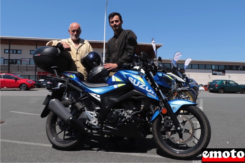 Suzuki GSX S 125 de Jean-Pierre chez Moto Extrême à Bayonne, jean pierre avec sa suzuki gsx s 125 et son fils leo chez moto extreme