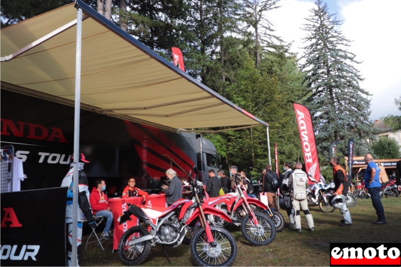 arrivee a l alpes aventure motofestival stand honda