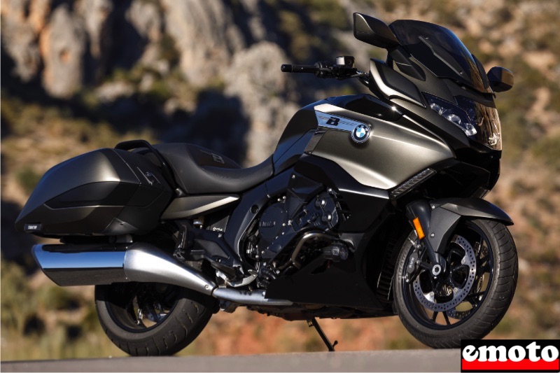 moteur 6 cylindres en finition noire pour le mettre en valeur sur le bagger moteur 6 cylindres en finition noire pour le mettre en valeur sur le bagger