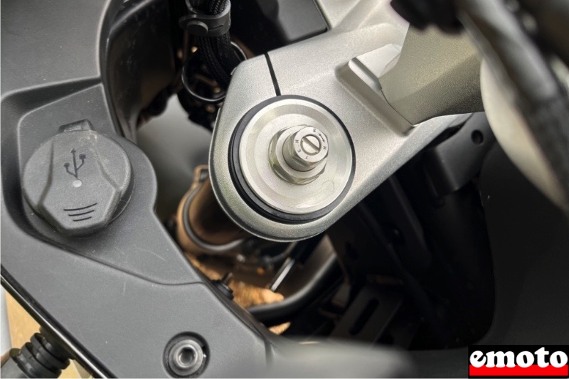 la fourche est reglable sur la touring la fourche est reglable sur la touring