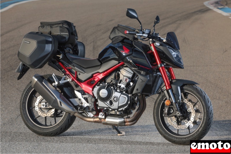 honda hornet 750 equipee du pack touring avec la bagagerie