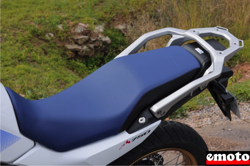 la selle est confotable et assez etroite sur l avant pour bien poser les pieds au sol la selle est confotable et assez etroite sur l avant pour bien poser les pieds au sol