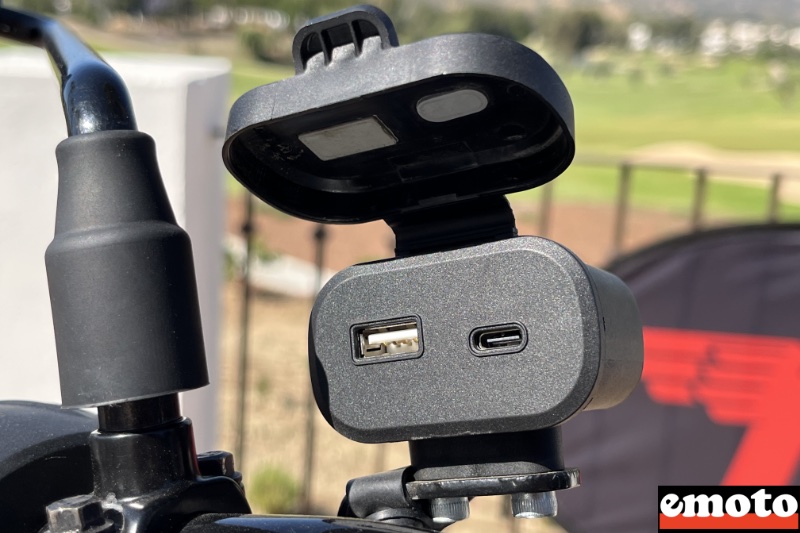 etrange integration des prises usb a et usb c etrange integration des prises usb a et usb c