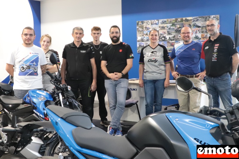 Rencontre avec Paulo, le responsable Suzuki chez DSN Motos, toute l equipe dsn motos autour de paulo au centre Rencontre avec Paulo, le responsable Suzuki chez DSN Motos, toute l equipe dsn motos autour de paulo au centre