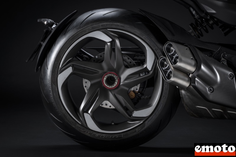 jantes et silencieux redessinnes pour la diavel v4 pour bentley