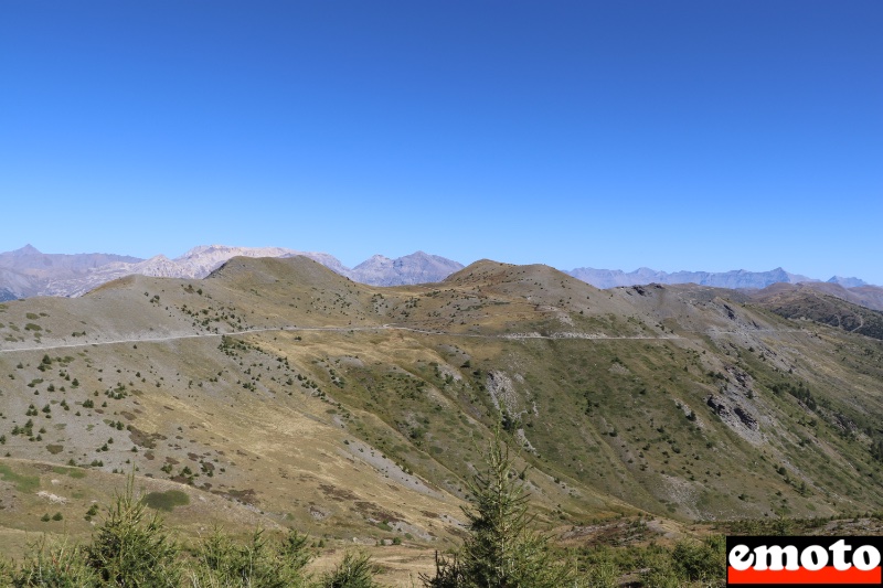 au loin la strada dell assietta qui passe de cols en cols