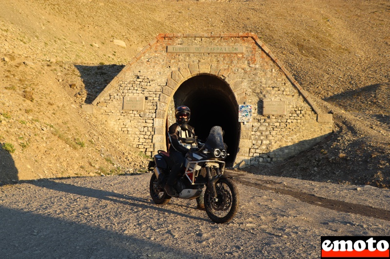 sortie du tunnel avant de descendre sur crevoux on profite des derniers rayons du soleil