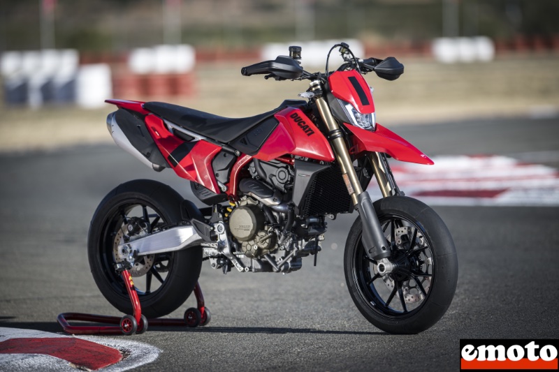 ducati hypermotard 698 standard avec sa selle a 905 mm