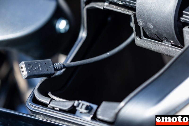 le vide poche droit contient une prise usb pour recharger son smartphone en roulant