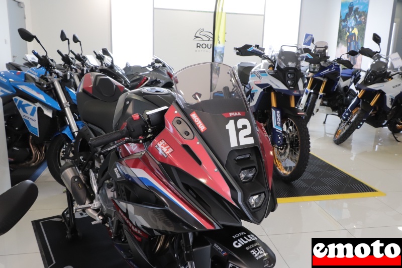 une partie du showroom avec une 8r preparee les roadsters 1000 a gauche et les trails a droite