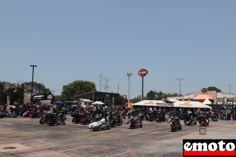 un club de country a gauche une scene permanente au fond et a droite le batiment de la concession milwaukee harley davidson un club de country a gauche une scene permanente au fond et a droite le batiment de la concession milwaukee harley davidson