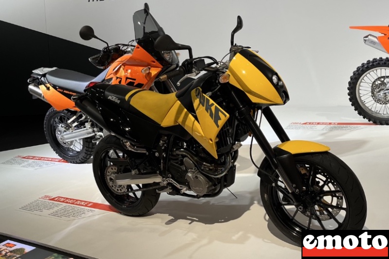 ktm 640 duke ii de 2004 et 950 adventure s de 2003 derriere ktm 640 duke ii de 2004 et 950 adventure s de 2003 derriere
