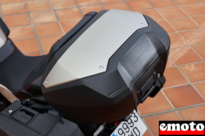 top case de 50 l pour deux casques integraux avec la garniture assortie a la couleur de la moto top case de 50 l pour deux casques integraux avec la garniture assortie a la couleur de la moto