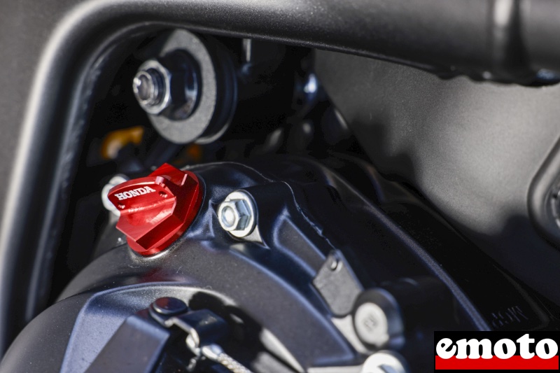 bouchon de remplissage dhuile en aluminium rouge avec le logo honda et perfore