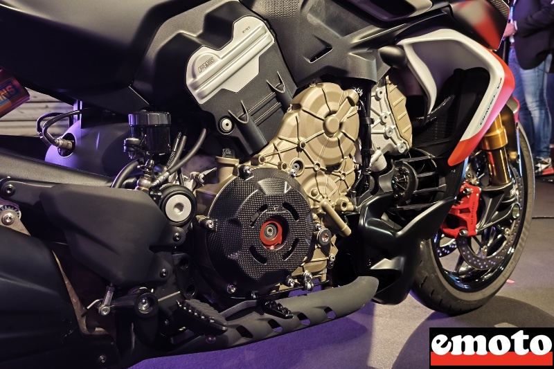 ducati diavel v4 rs moteur avec la culasse grave et embrayage a sec