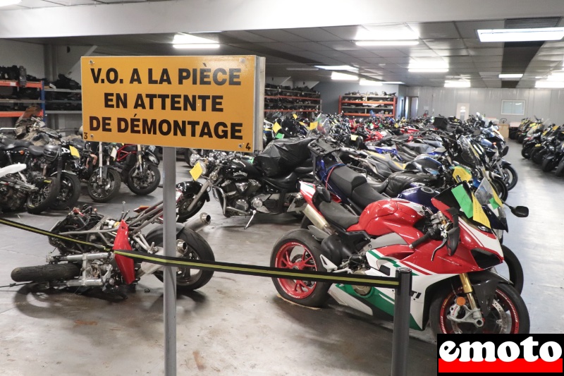 motos en attente de demontage pour des pieces de reemploi