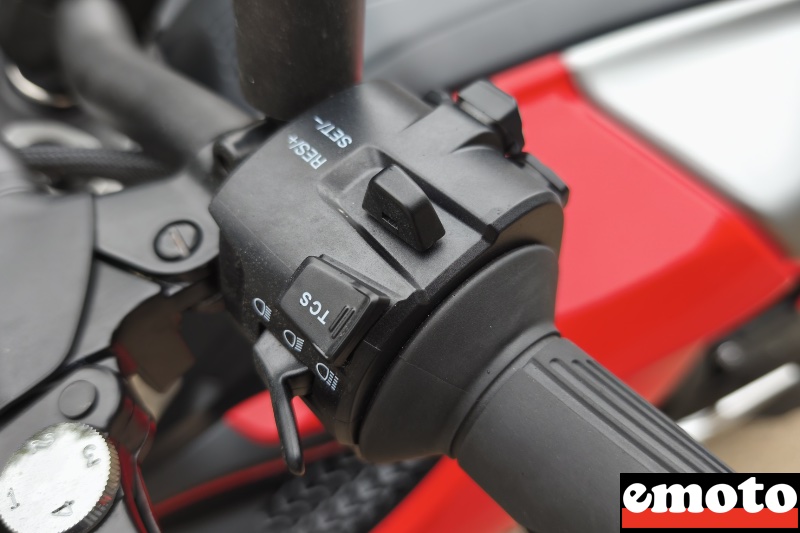 bouton dedie au controle de traction juste derriere celui du regulateur de vitesse on aurait prefere qu il soit dedie aux modes de conduite