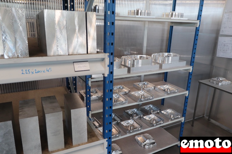 blocs d aluminium en attente a gauche et pieces usinees a droite blocs d aluminium en attente a gauche et pieces usinees a droite