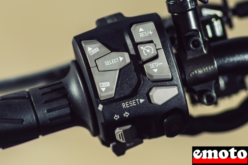 commdo gauche avec les boutons d acces aux infos et le regulateur de vitesse commdo gauche avec les boutons d acces aux infos et le regulateur de vitesse