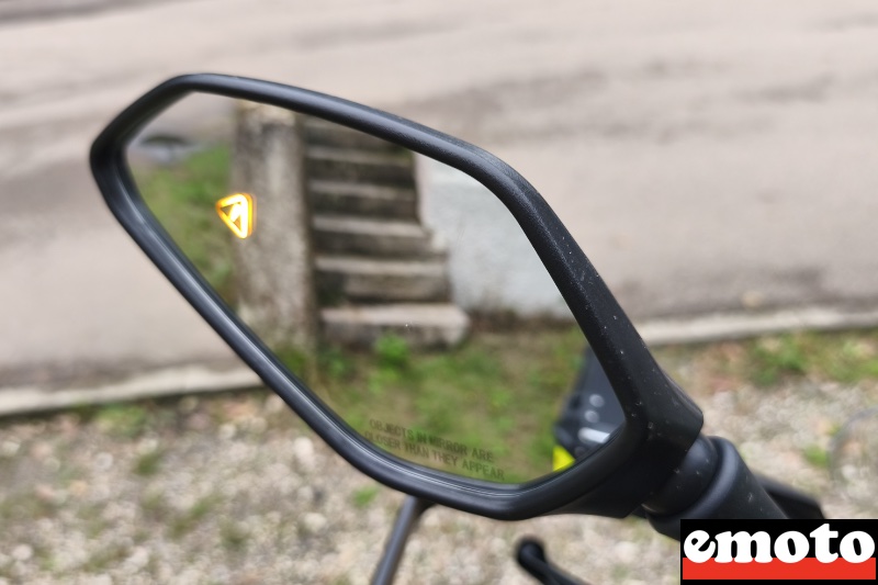 alertes d angle mort dans les retroviseurs mais peu convaincantes alertes d angle mort dans les retroviseurs mais peu convaincantes