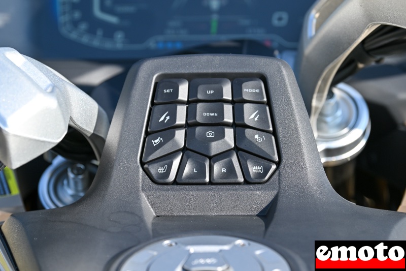 boutons devant le reservoir pour tout commander sur la gt 750