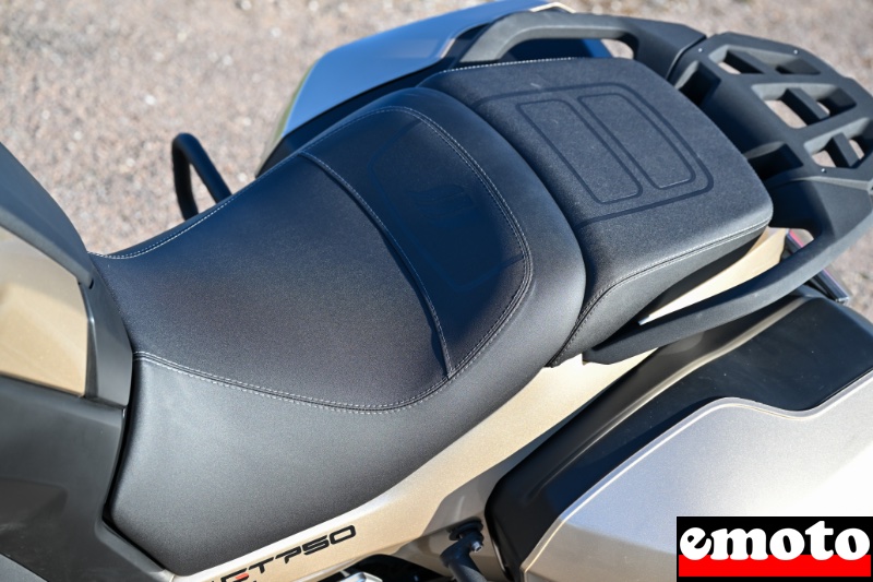 large selle pour le pilote et son passager