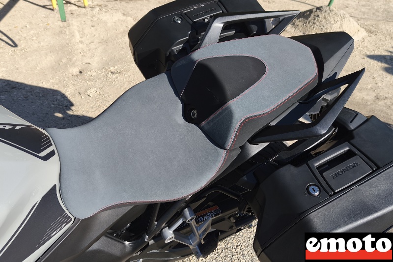 selle confort sur la mienne la densite de la mousse change elle est un peu plus large mais pas plus haute