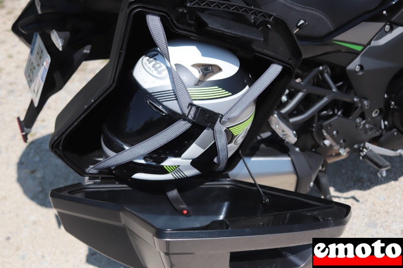 casque integral dans la valise il reste meme de la place pour mettre quelques petites choses