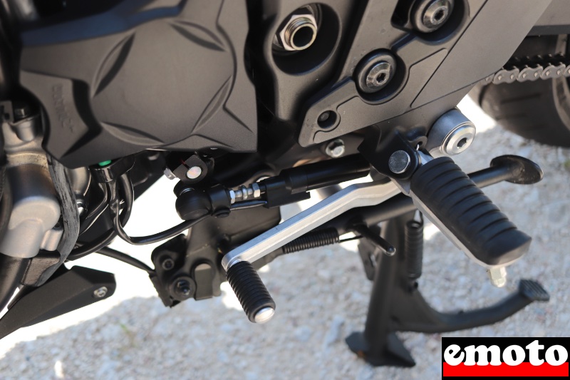 shifter derriere le selecteur il est malheureusement assez butal a l usage meme si c est moins le cas avec une conduite sportive mais on est davantage au guidon d une sport gt