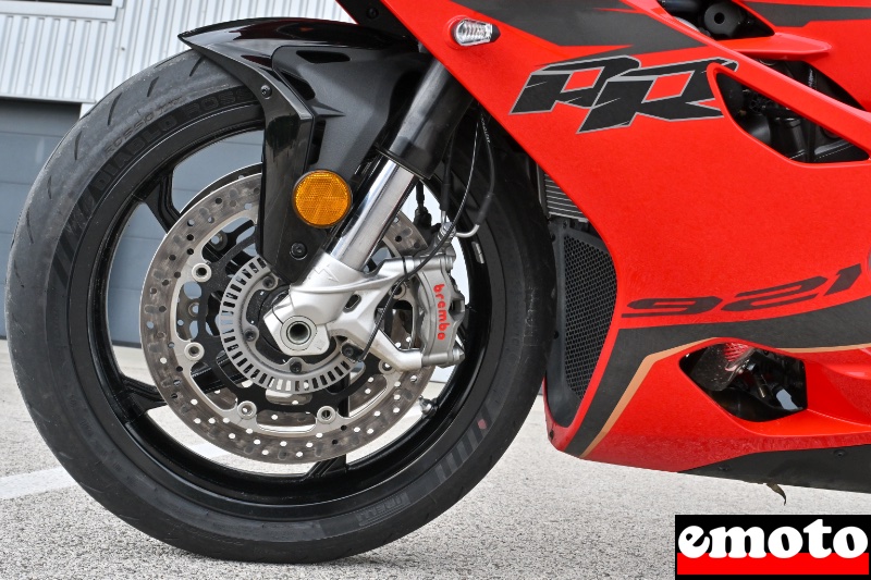 freinage avec les etriers radiaux brembo sur des disques de 320 mm freinage avec les etriers radiaux brembo sur des disques de 320 mm