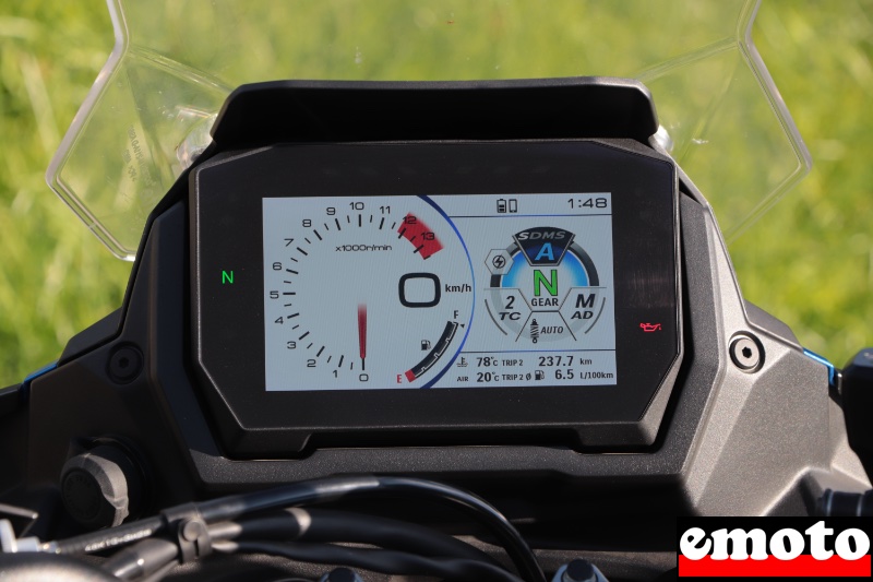 grand tableau de bord clair et lisible avec plein d informations et reglages simultannes meme les suspensions