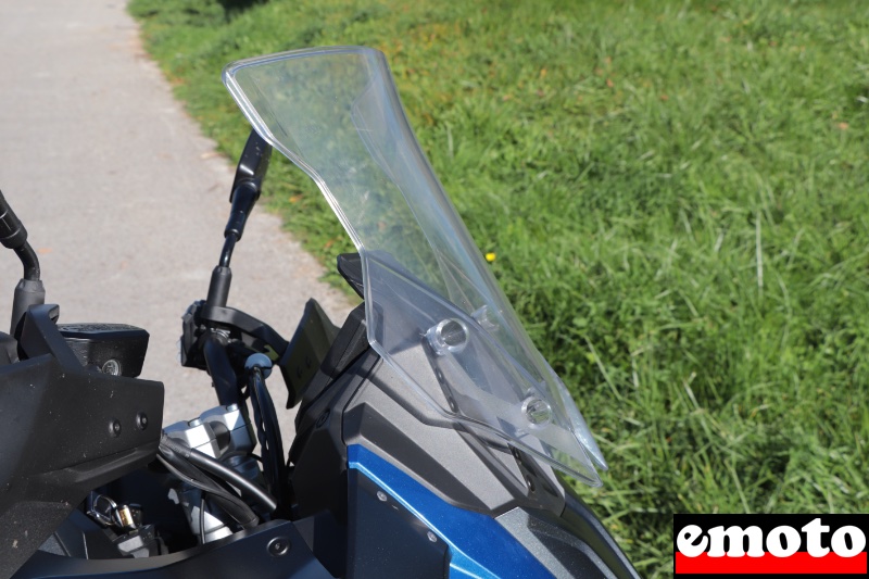 pare brise petit bas et etroit qui ne se regle qu avec une cle c est decevant