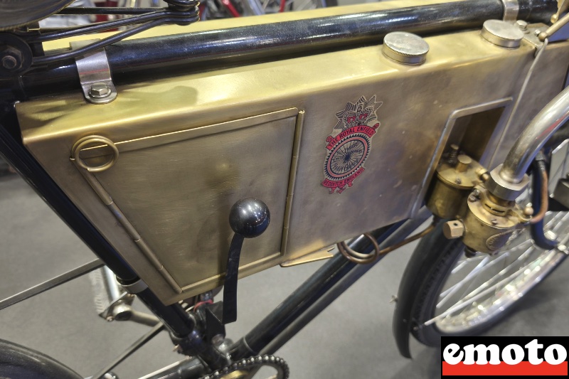 reservoir en laiton plie et faconne a la main