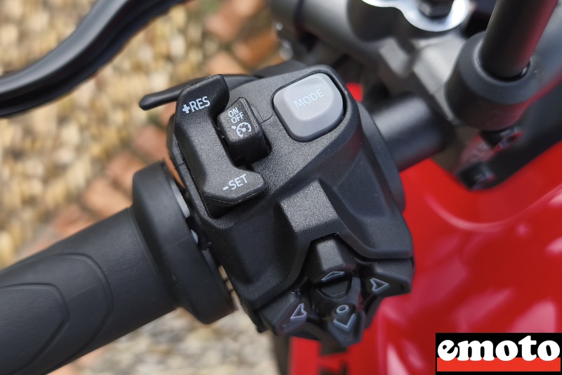 boutons du regulateur meme si l option n est pas achetee et bouton gris pour le mode de conduite