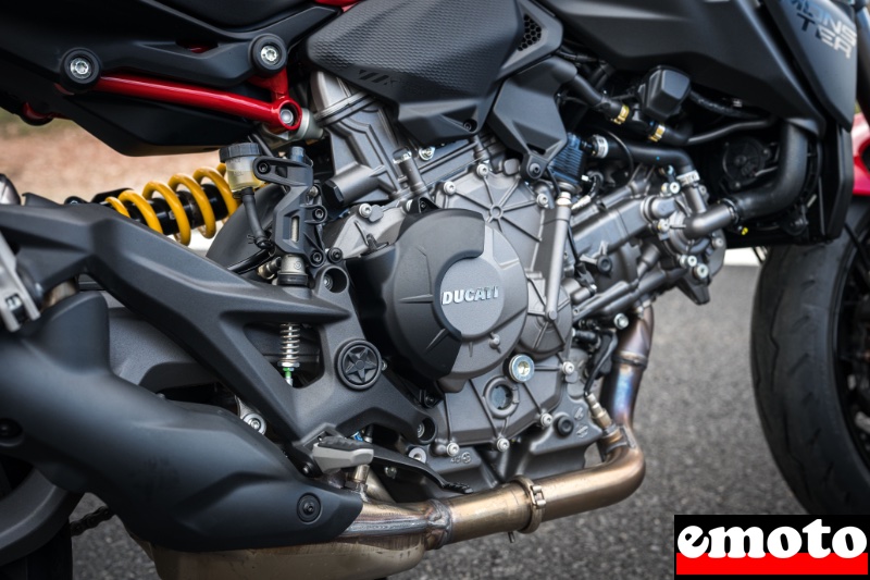 moteur bicylindre dit v2 installe dans la monster