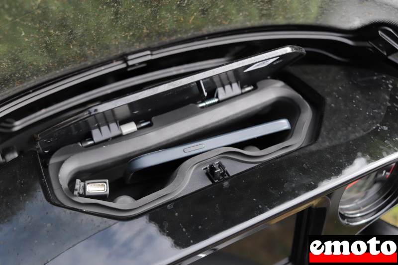 emplacement pour mettre un smartphone et le brancher a la prise usb a c est petit et peu pratique