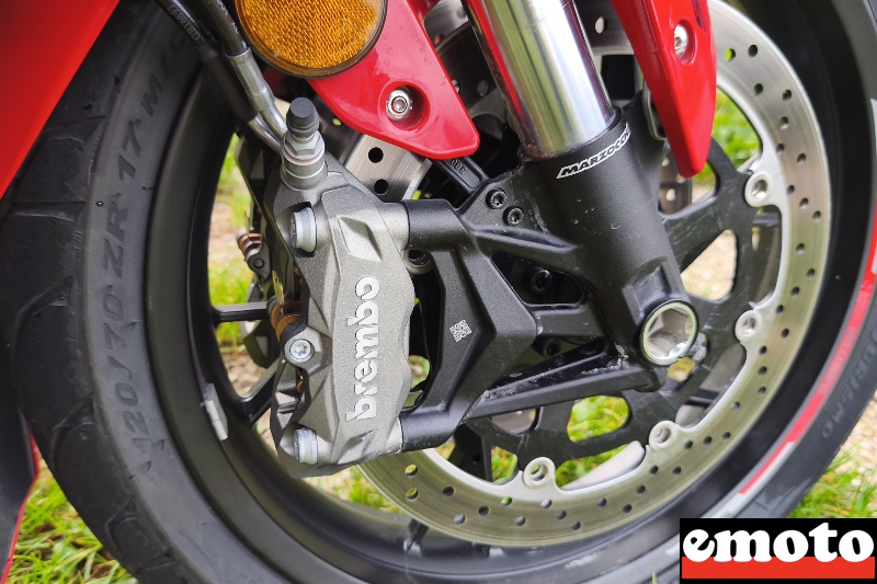 freinage brembo a montage radial facile et efficace sur cette moto