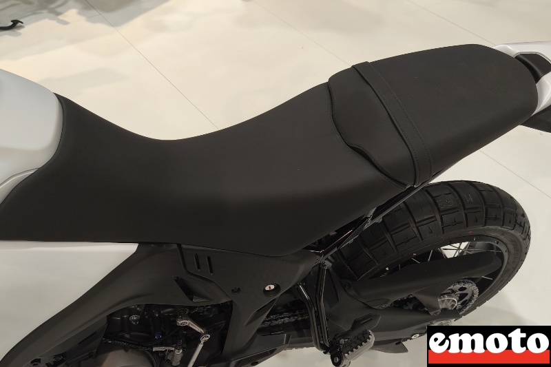 selle plus haute de 5 mm pour atteindre 880 mm