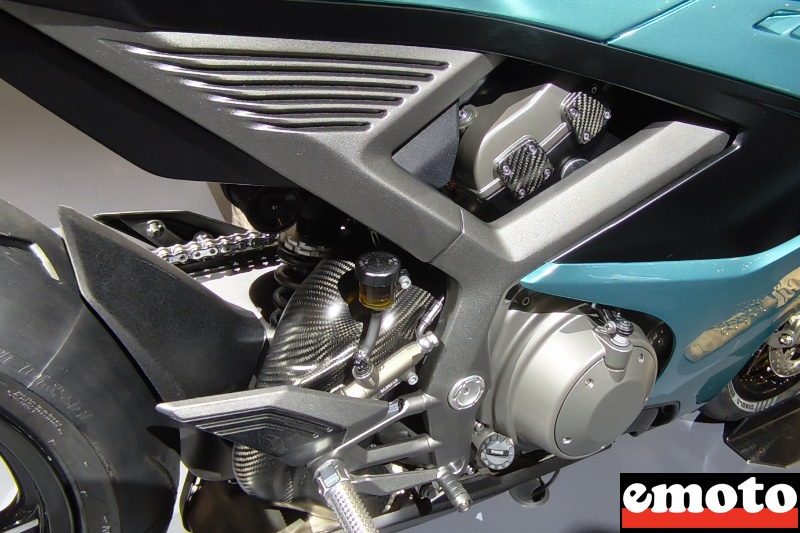 moteur v4 dans son cadre